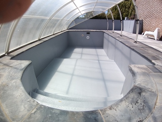 Piscine à ossature métallique très oxydée