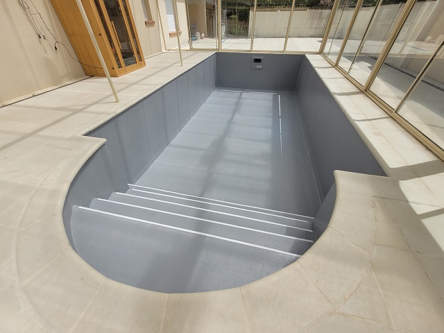 Piscine carrelée fuyarde : reprise du fond et de l'escalier