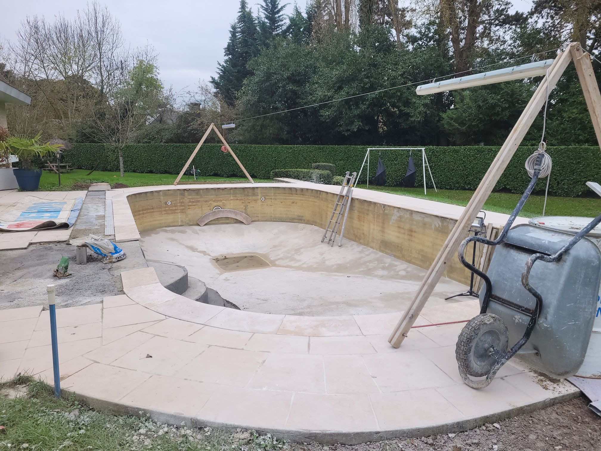 Remplacement de la margelle en cours de pose